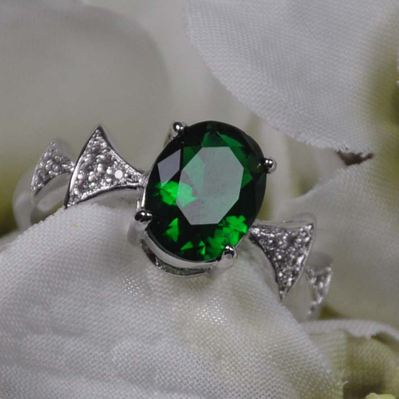Jennies Closet Jewelry - Emerald Green Crystal Silver Fashion Ring Sz: 6.75